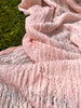 Tissu en lin rose rose sec par cour, tissu en coton biologique, tissus naturels semi-transparents texturés à la main.