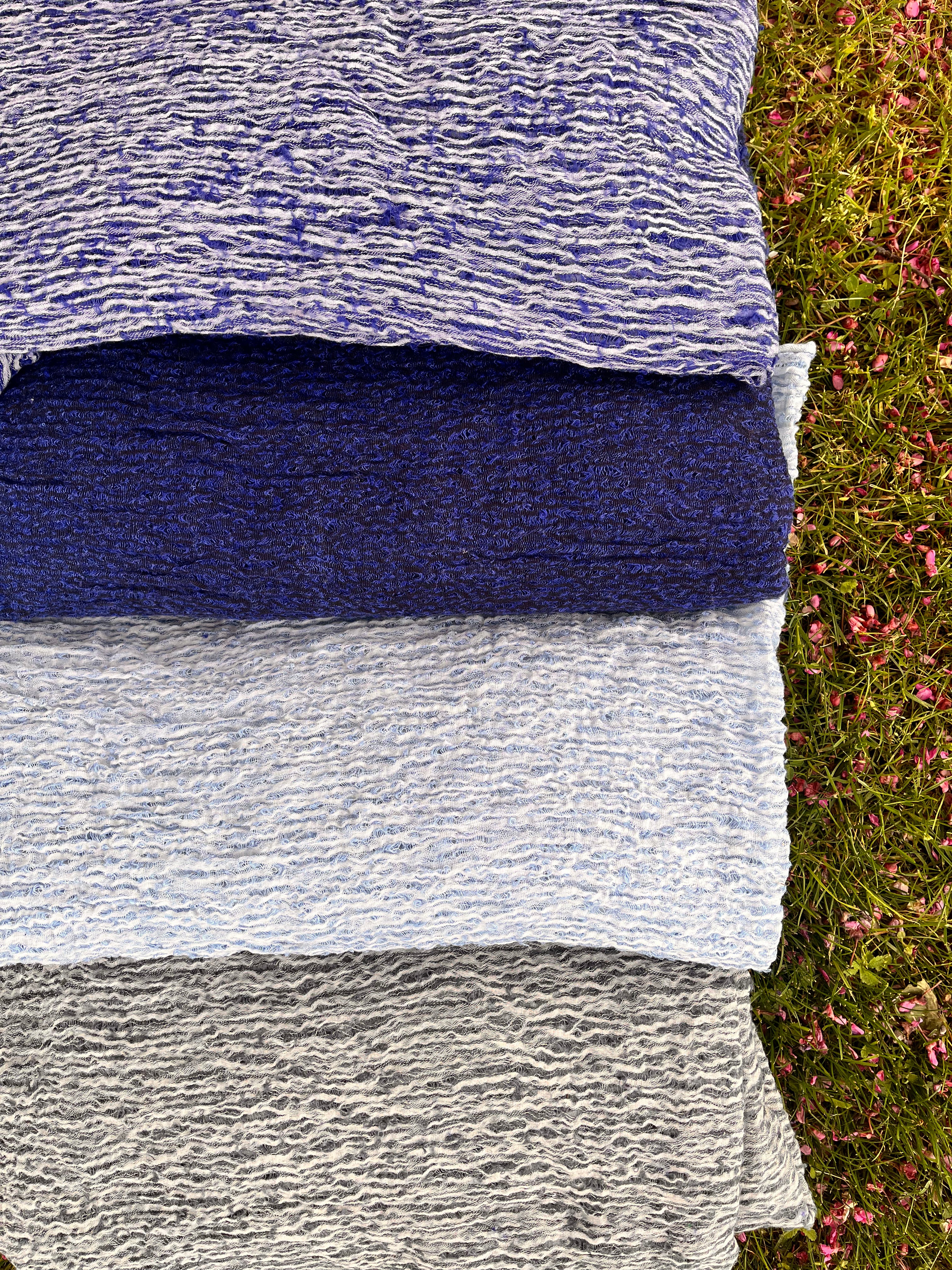 Tissus naturels uniques bleu clair : mélange de lin en coton funky, transparent et texturé | Tissus spéciaux de qualité avec texture 3D pour les créations estivales.