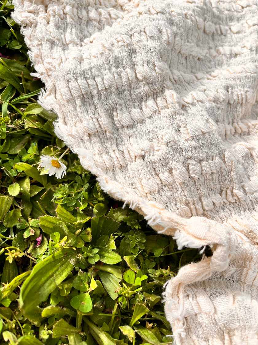 Nötr Dokulu Pamuklu Esnek Buruşuk Kumaş: Kimono Yaz Etekleri Yenidoğan Kıyafetleri İçin Benzersiz Kalite | Esnek Seçenekler, El Dokuması.