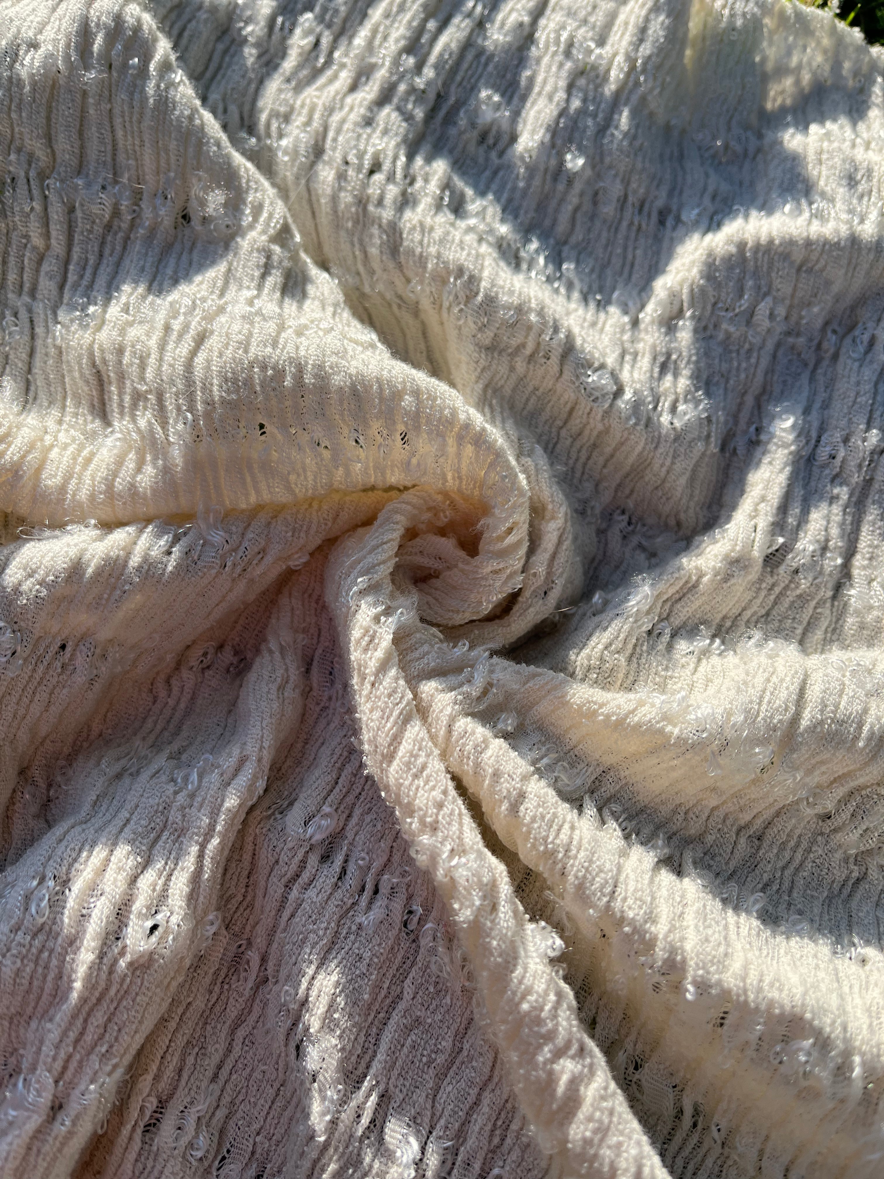 Tissu froissé extensible en coton texturé neutre : qualité unique pour les jupes d'été kimono, tenues pour nouveau-nés | Options extensibles, tissées à la main.