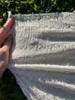 Tissu froissé extensible en coton texturé neutre : qualité unique pour les jupes d'été kimono, tenues pour nouveau-nés | Options extensibles, tissées à la main.