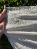 Tissu froissé extensible en coton texturé neutre : qualité unique pour les jupes d'été kimono, tenues pour nouveau-nés | Options extensibles, tissées à la main.
