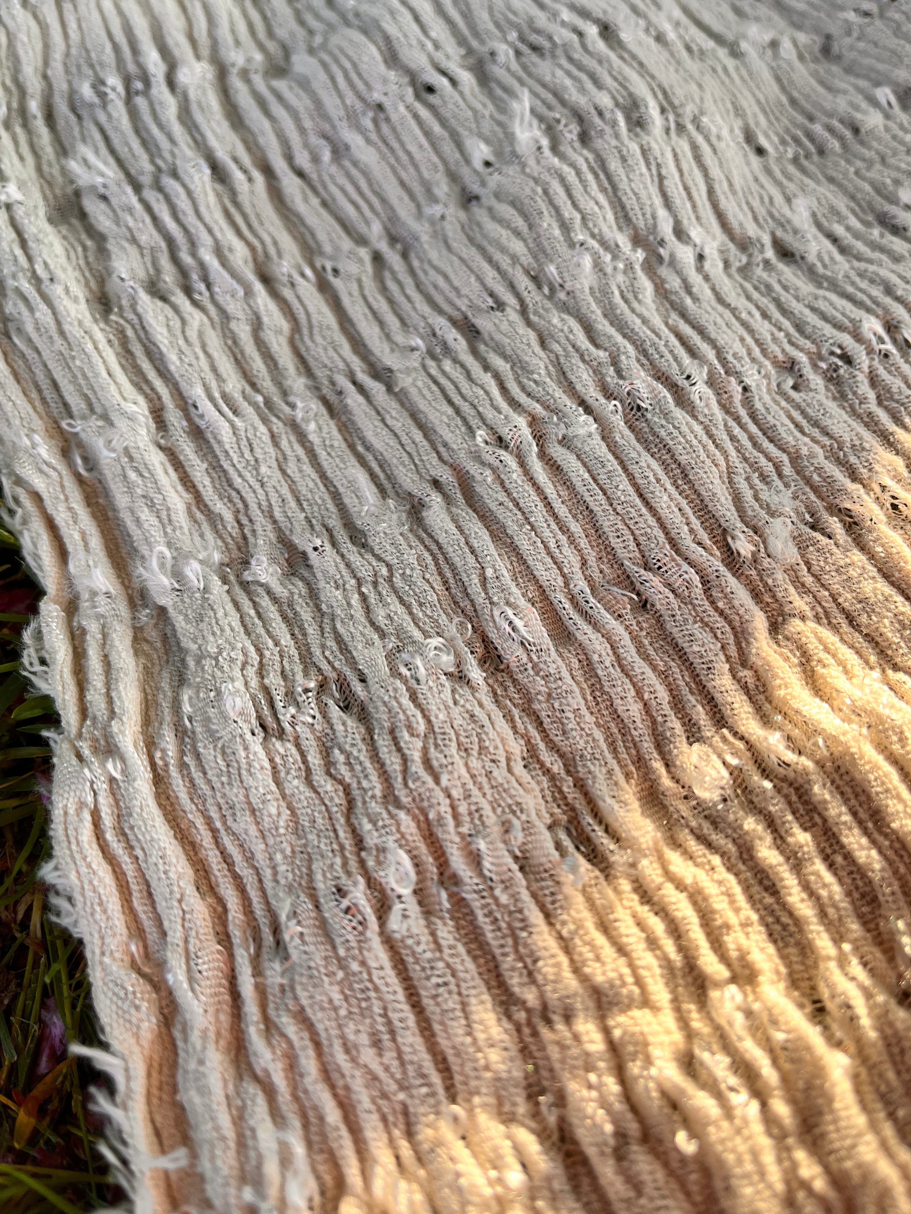 Tissu froissé extensible en coton texturé neutre : qualité unique pour les jupes d'été kimono, tenues pour nouveau-nés | Options extensibles, tissées à la main.
