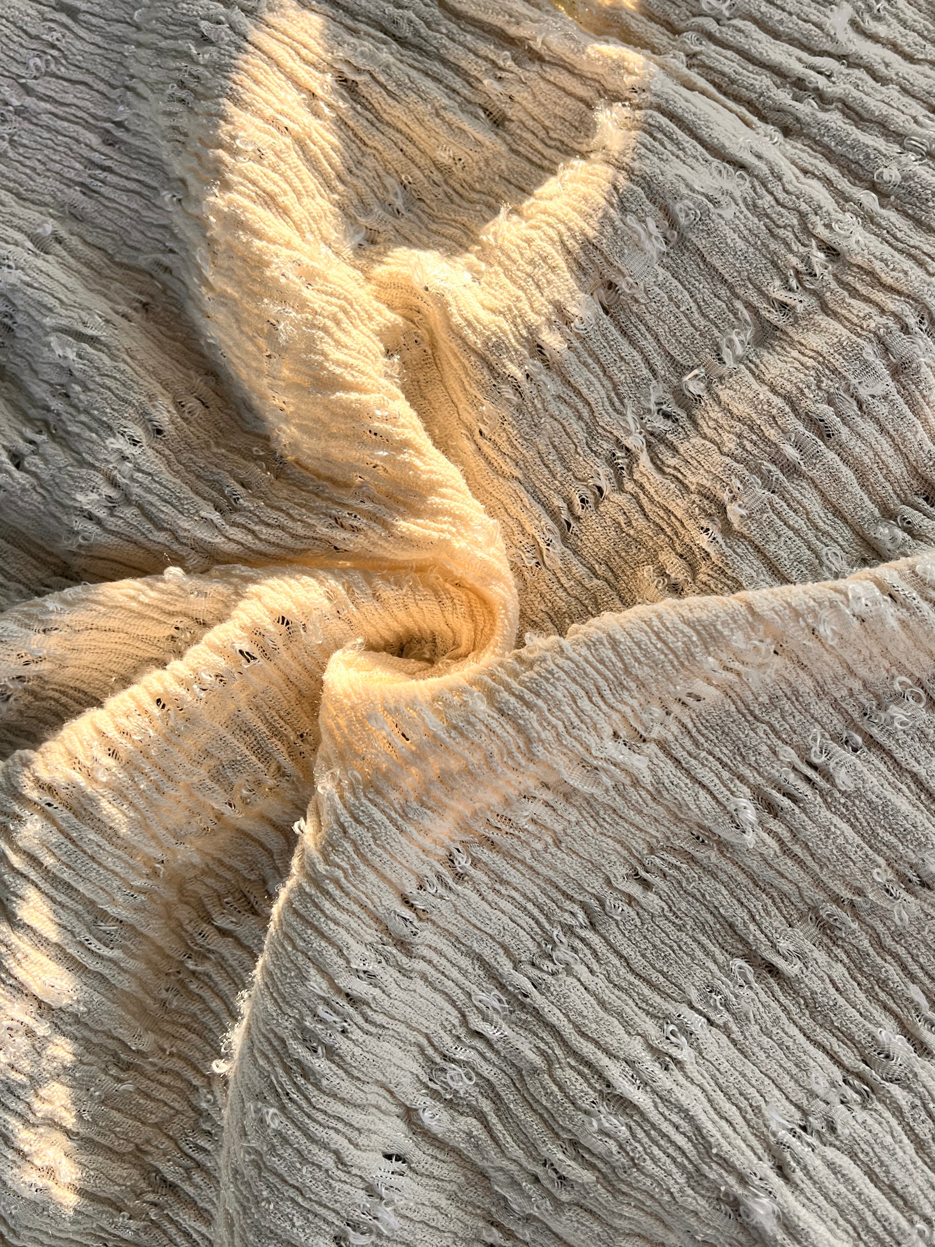 Tissu froissé extensible en coton texturé neutre : qualité unique pour les jupes d'été kimono, tenues pour nouveau-nés | Options extensibles, tissées à la main.