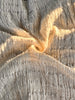Tissu froissé extensible en coton texturé neutre : qualité unique pour les jupes d'été kimono, tenues pour nouveau-nés | Options extensibles, tissées à la main.