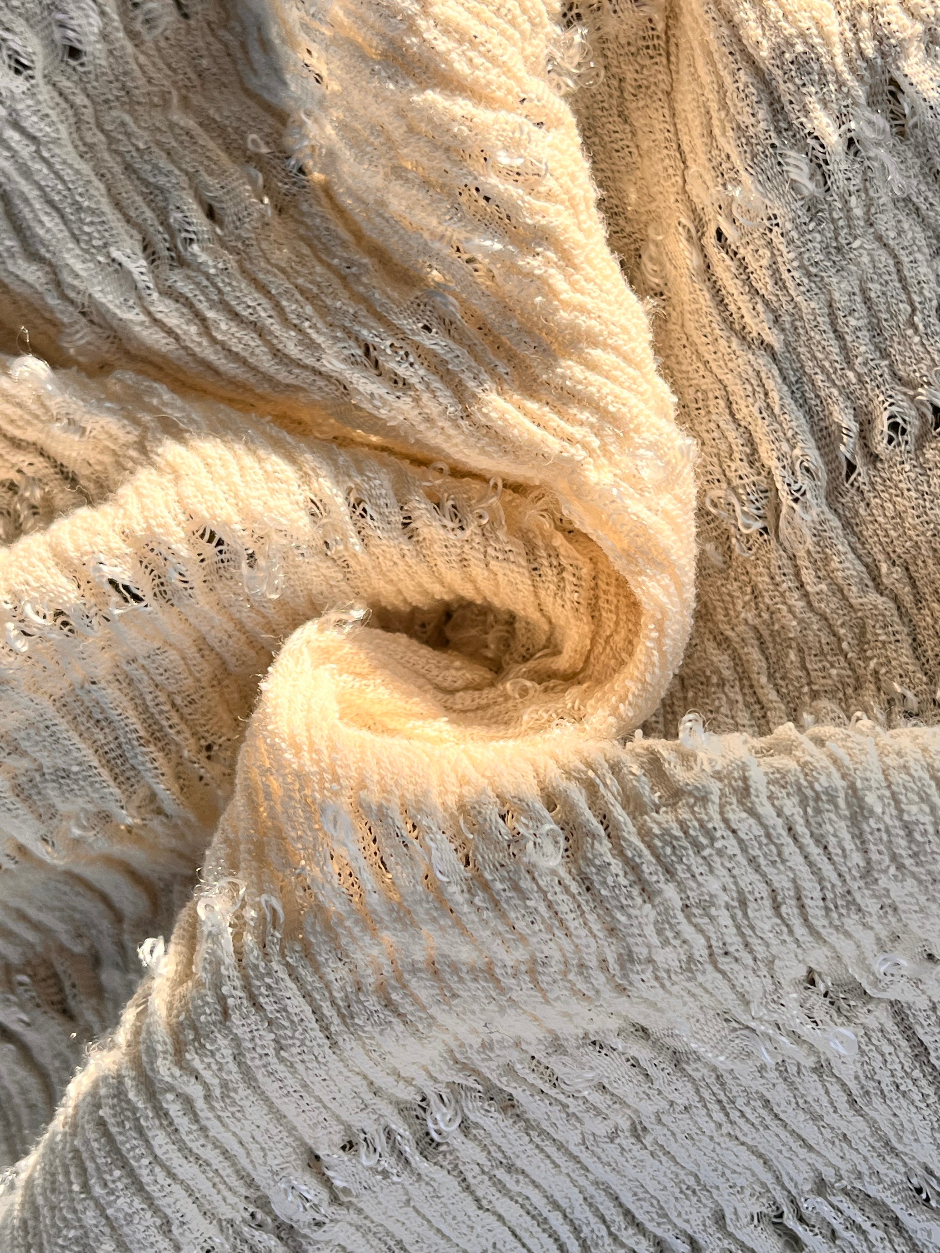 Tissu froissé extensible en coton texturé neutre : qualité unique pour les jupes d'été kimono, tenues pour nouveau-nés | Options extensibles, tissées à la main.