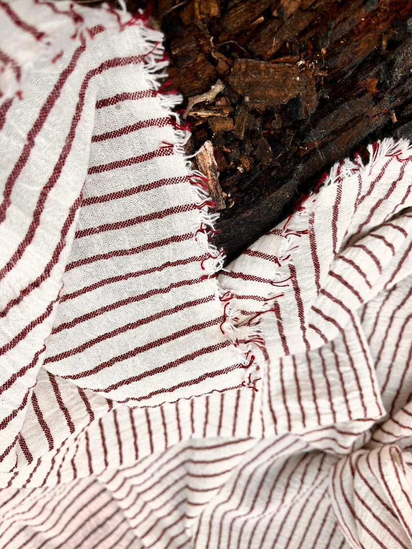 Metre ile Koyu Kırmızı Çizgili Nötr Organik Pamuklu Kumaş, Çizgili Buruşuk Kumaş, Geniş Genişlik