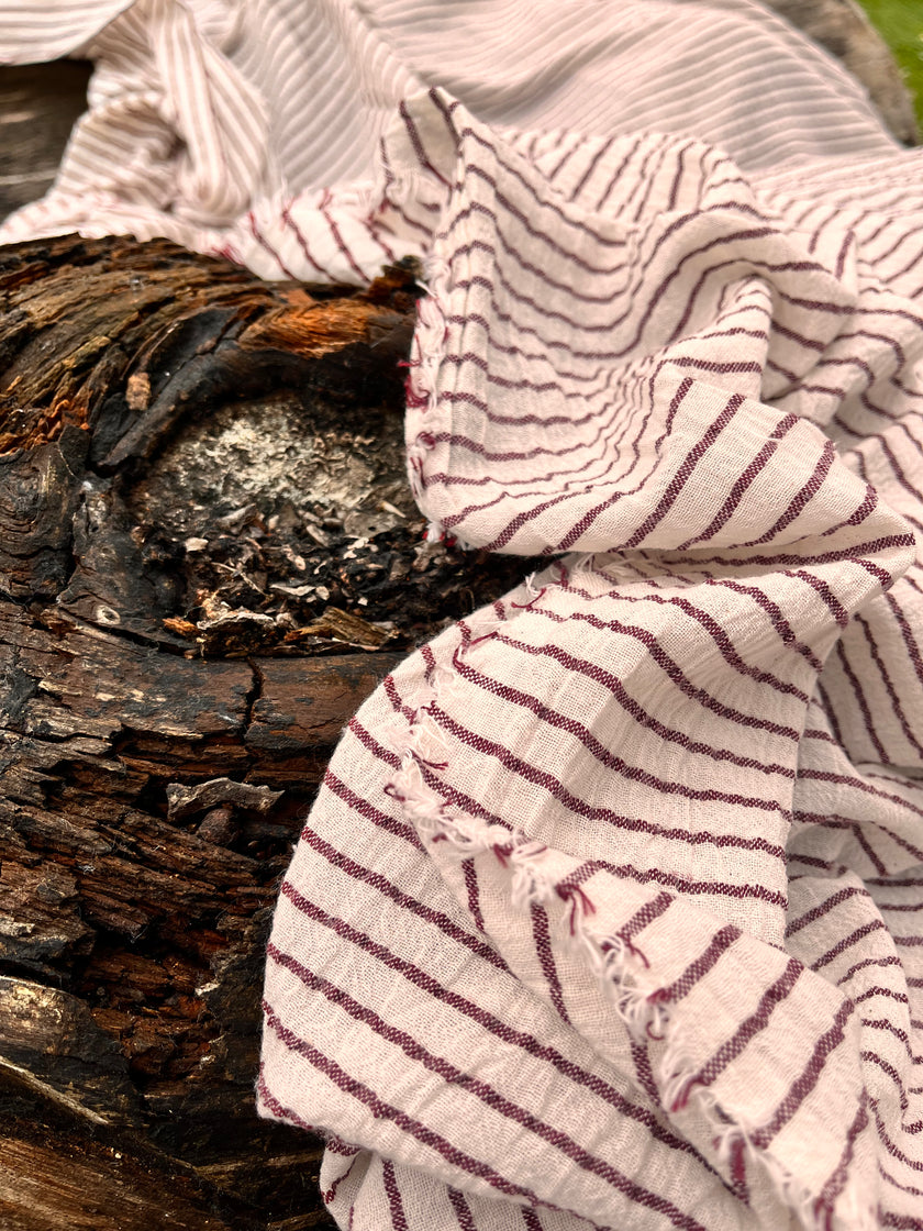 Metre ile Koyu Kırmızı Çizgili Nötr Organik Pamuklu Kumaş, Çizgili Buruşuk Kumaş, Geniş Genişlik