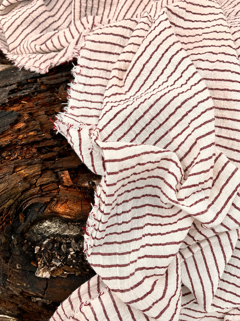 Metre ile Koyu Kırmızı Çizgili Nötr Organik Pamuklu Kumaş, Çizgili Buruşuk Kumaş, Geniş Genişlik