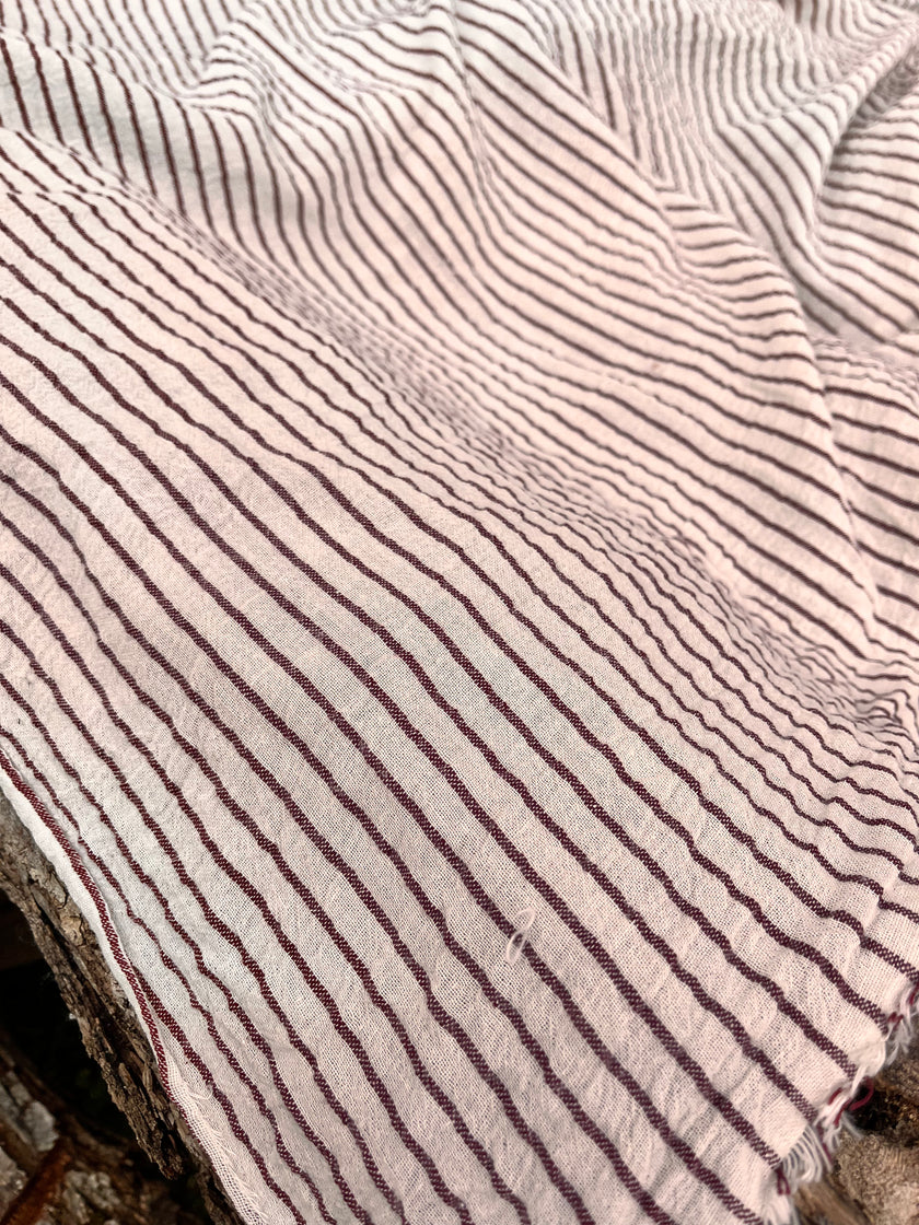 Metre ile Koyu Kırmızı Çizgili Nötr Organik Pamuklu Kumaş, Çizgili Buruşuk Kumaş, Geniş Genişlik