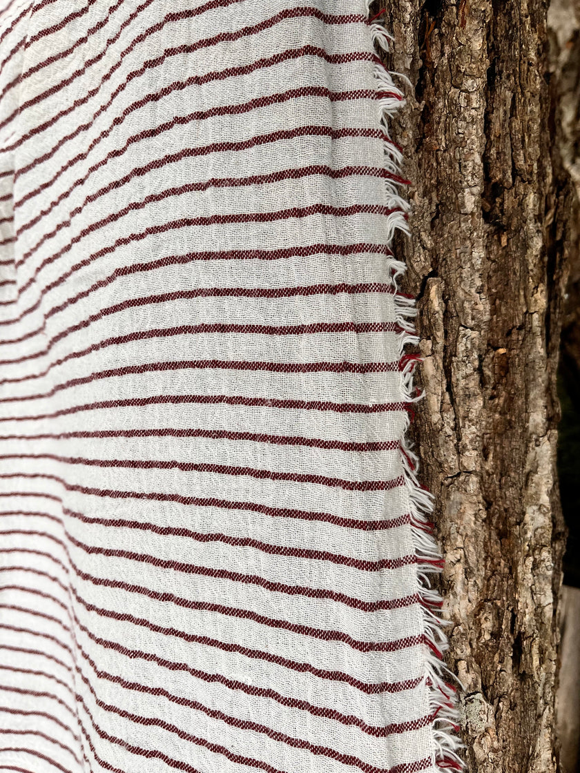 Metre ile Koyu Kırmızı Çizgili Nötr Organik Pamuklu Kumaş, Çizgili Buruşuk Kumaş, Geniş Genişlik