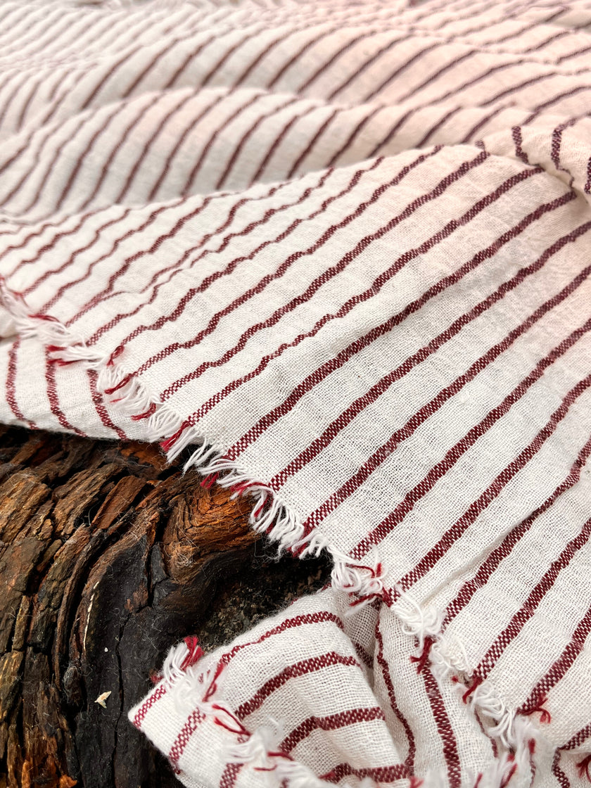 Metre ile Koyu Kırmızı Çizgili Nötr Organik Pamuklu Kumaş, Çizgili Buruşuk Kumaş, Geniş Genişlik