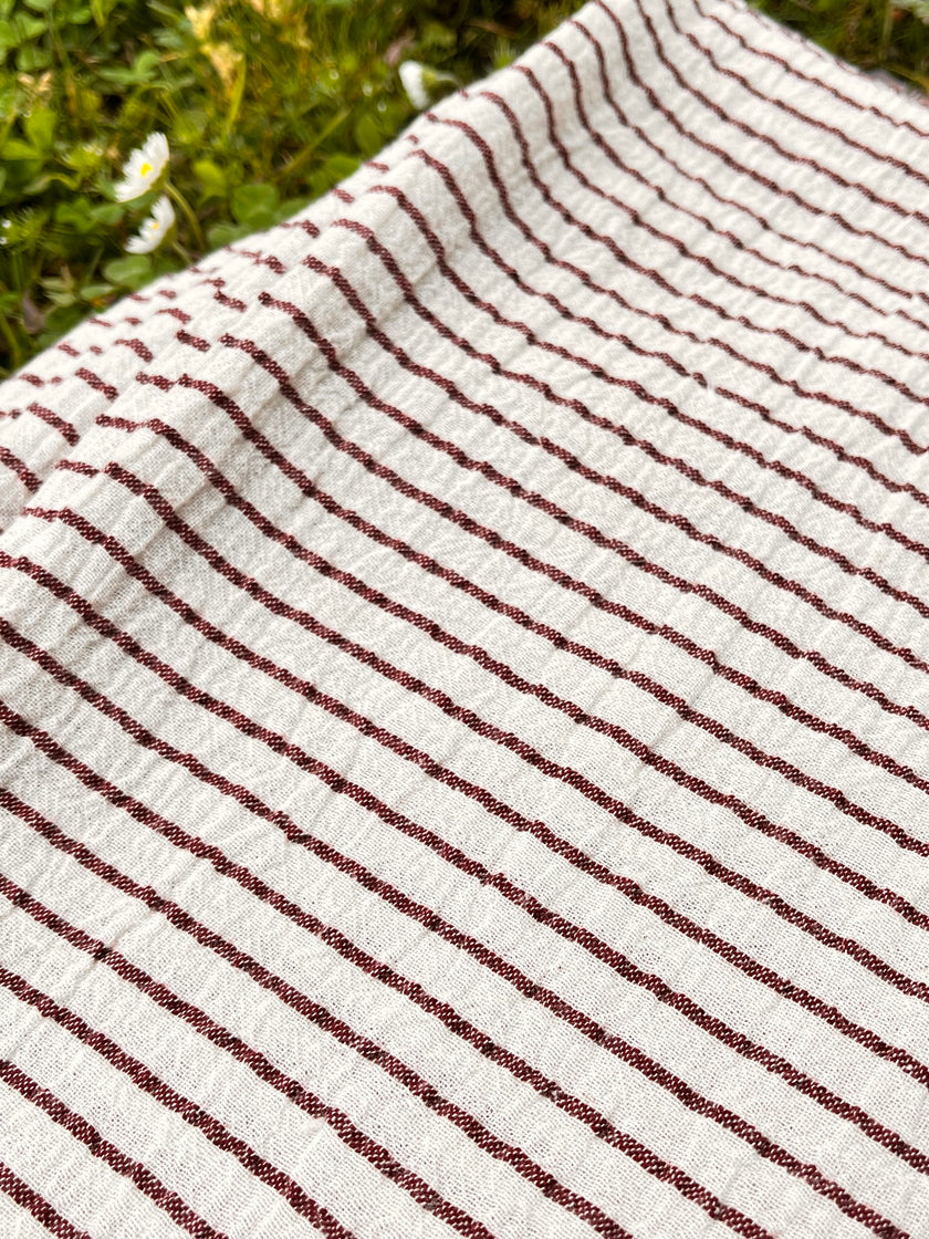 Metre ile Koyu Kırmızı Çizgili Nötr Organik Pamuklu Kumaş, Çizgili Buruşuk Kumaş, Geniş Genişlik