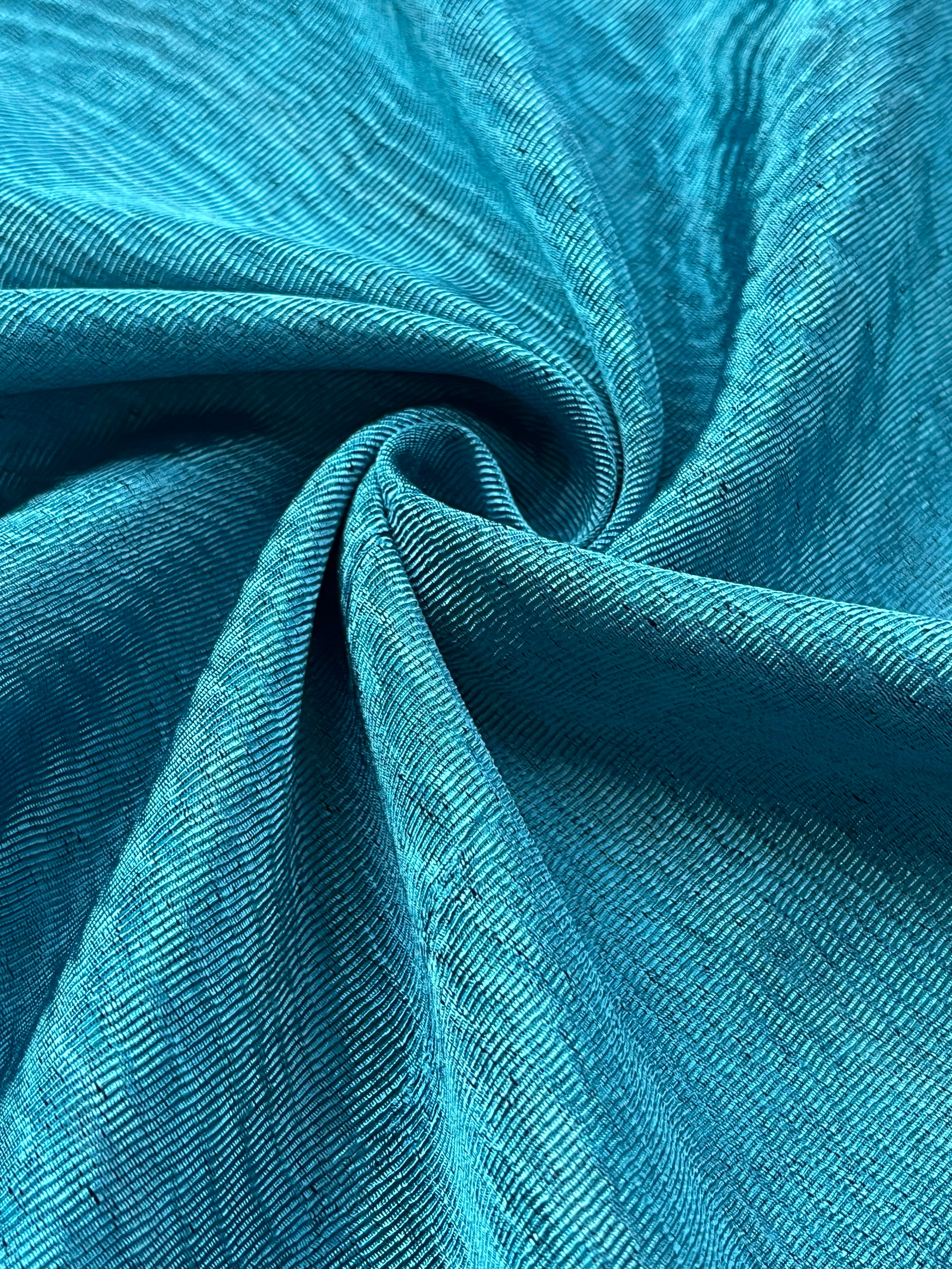 Tapisserie d'ameublement luxueuse en soie bleue pour tête de lit ottomane, tissus d'intérieur pour textiles de maison : housses d'oreiller, motifs inspirés du kimono, motifs en filigrane.