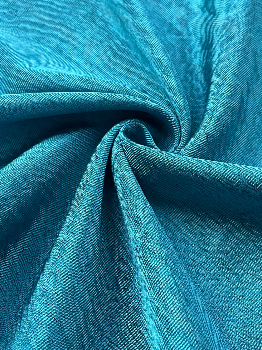 Tapisserie d'ameublement luxueuse en soie bleue pour tête de lit ottomane, tissus d'intérieur pour textiles de maison : housses d'oreiller, motifs inspirés du kimono, motifs en filigrane.