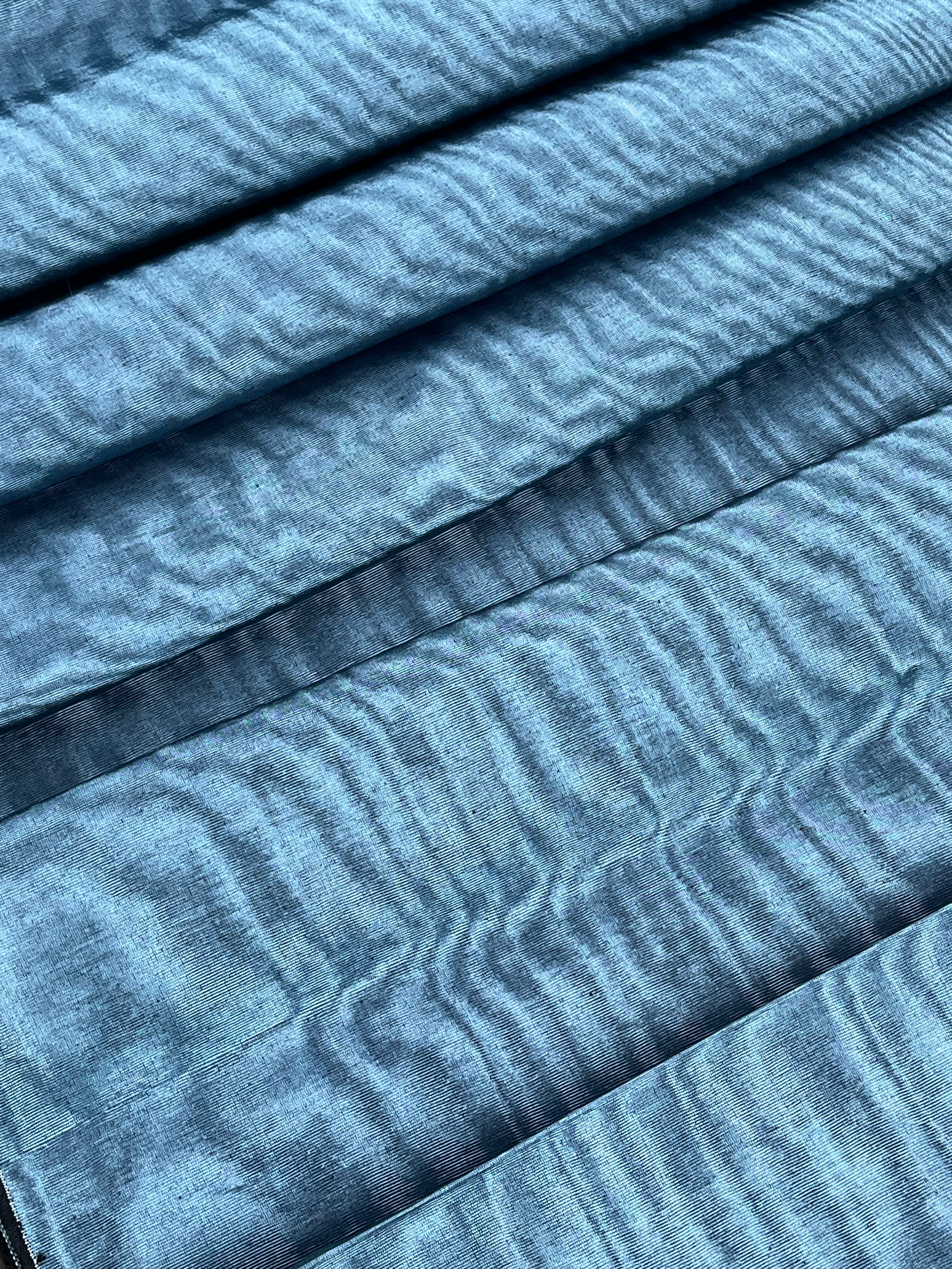 Tapisserie d'ameublement luxueuse en soie bleue pour tête de lit ottomane, tissus d'intérieur pour textiles de maison : housses d'oreiller, motifs inspirés du kimono, motifs en filigrane.