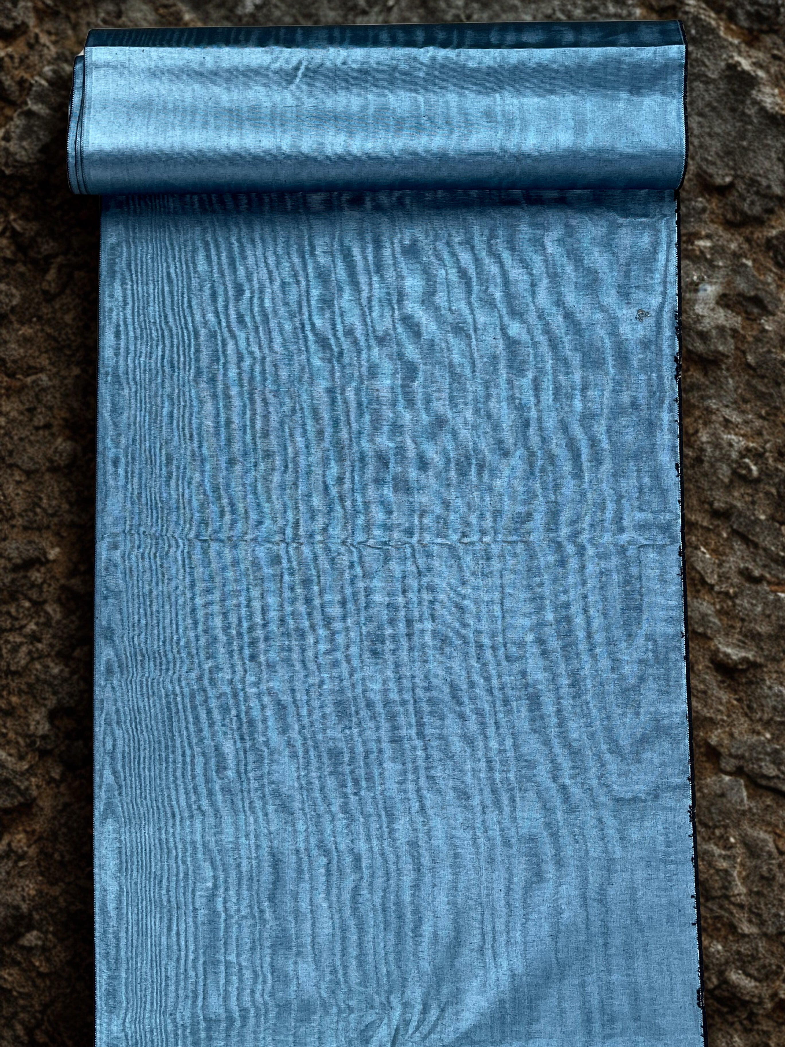 Tapisserie d'ameublement luxueuse en soie bleue pour tête de lit ottomane, tissus d'intérieur pour textiles de maison : housses d'oreiller, motifs inspirés du kimono, motifs en filigrane.