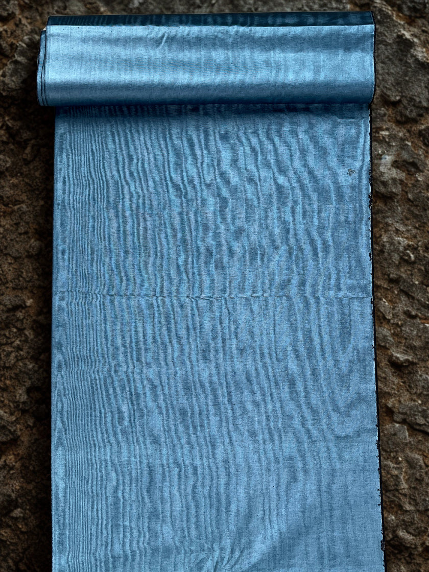 Tapisserie d'ameublement luxueuse en soie bleue pour tête de lit ottomane, tissus d'intérieur pour textiles de maison : housses d'oreiller, motifs inspirés du kimono, motifs en filigrane.