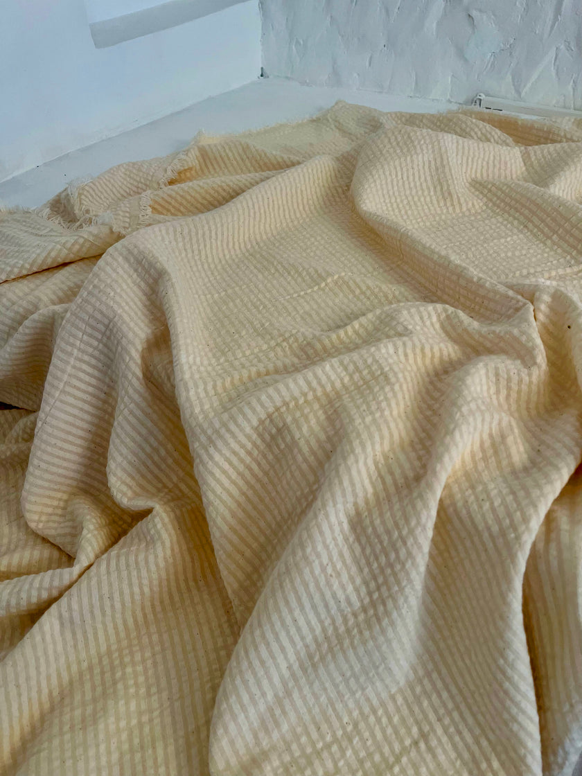 Nötr Esnek Buruşuk Pamuklu Kumaş, Dokulu Yüzey, Kırık Beyaz El Dokuma Pamuk, Yarı Şeffaf, Ağartılmamış, Organik El Dokuma Kumaşlar.