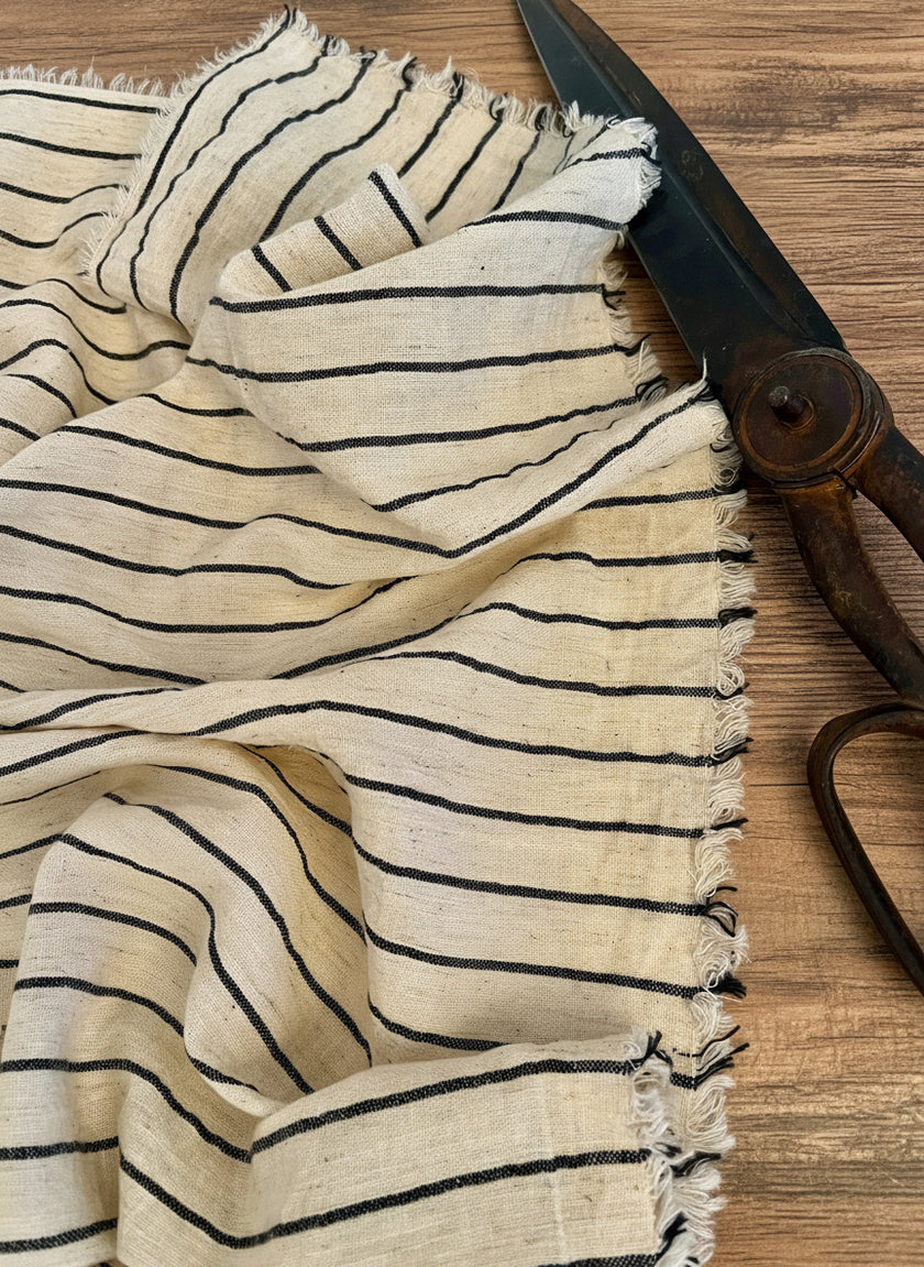 Metre ile Siyah Çizgili Nötr Organik Pamuklu Kumaş, Çizgili Buruşuk Kumaş, Geniş En.