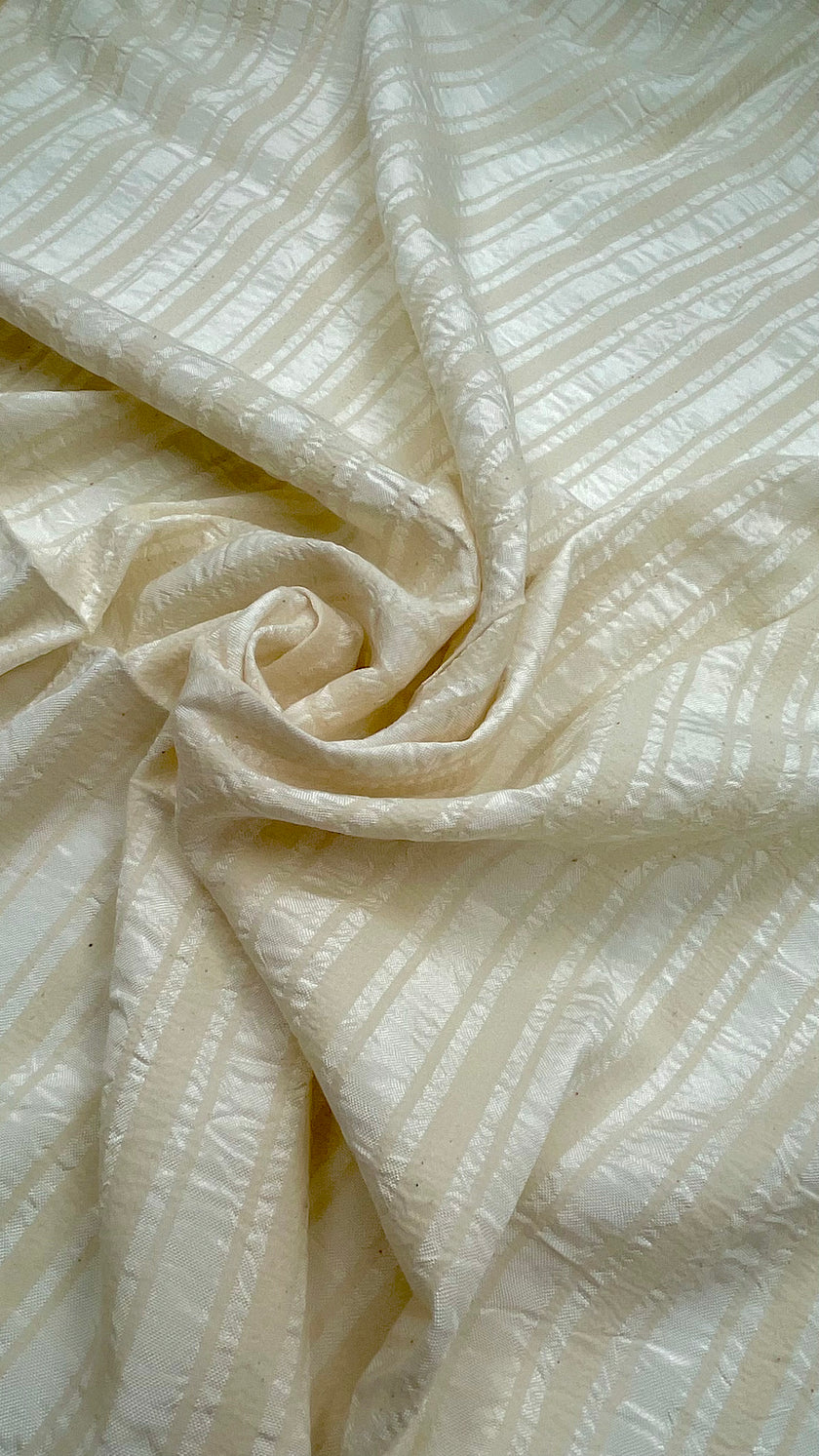 Doğadan Esinlenen Bir Stil İçin Çizgili ve Dokulu İpek Keten Kumaşlar