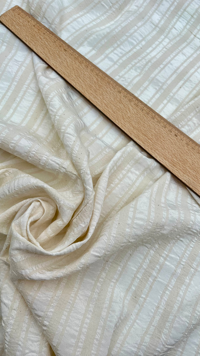 Doğadan Esinlenen Bir Stil İçin Çizgili ve Dokulu İpek Keten Kumaşlar