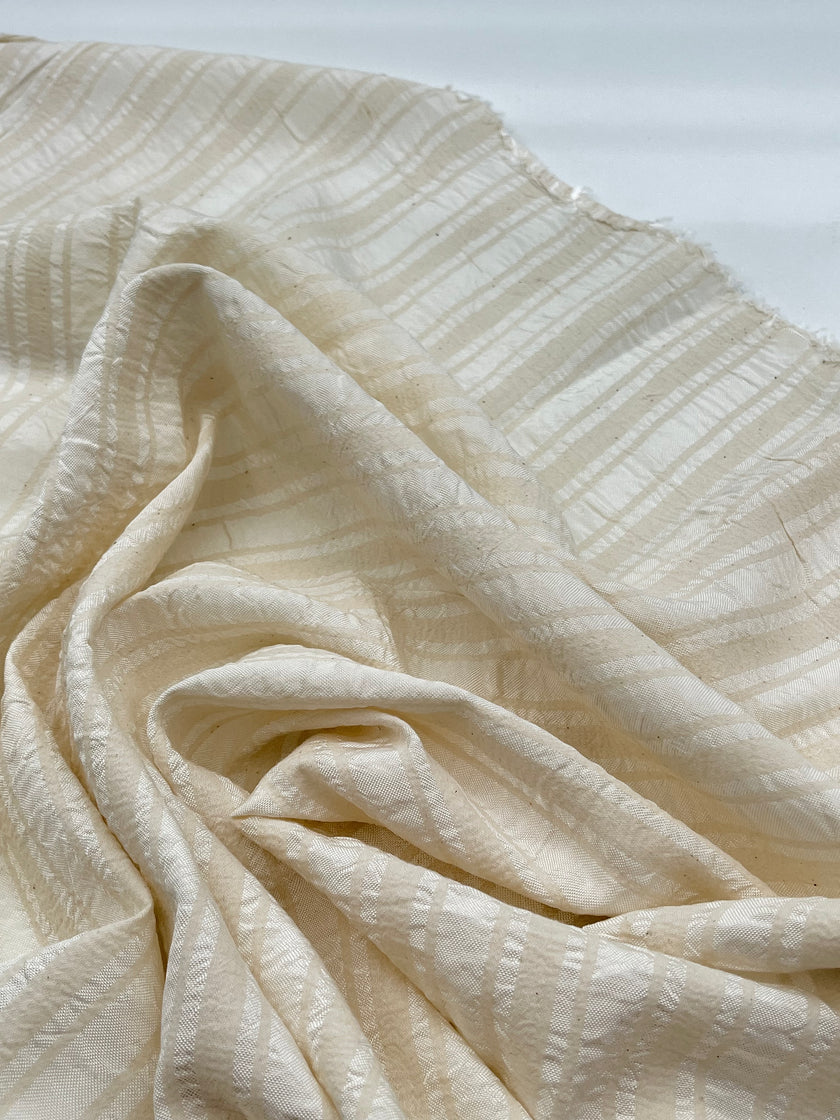 Doğadan Esinlenen Bir Stil İçin Çizgili ve Dokulu İpek Keten Kumaşlar