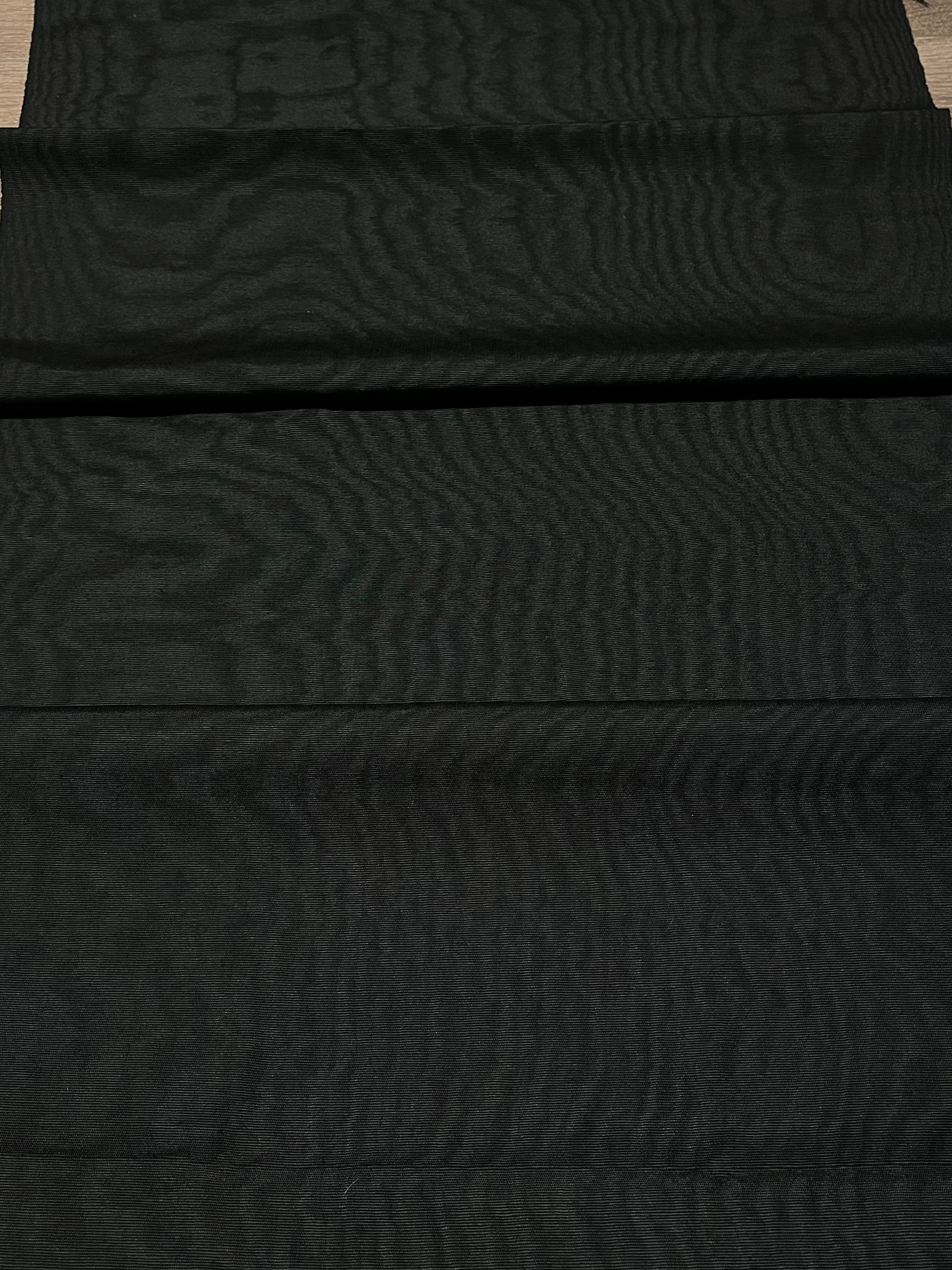 Tapisserie d'ameublement luxueuse en soie noire pour tête de lit ottomane, tissus d'intérieur pour textiles de maison : housses d'oreiller, motifs inspirés du kimono, motifs en filigrane.