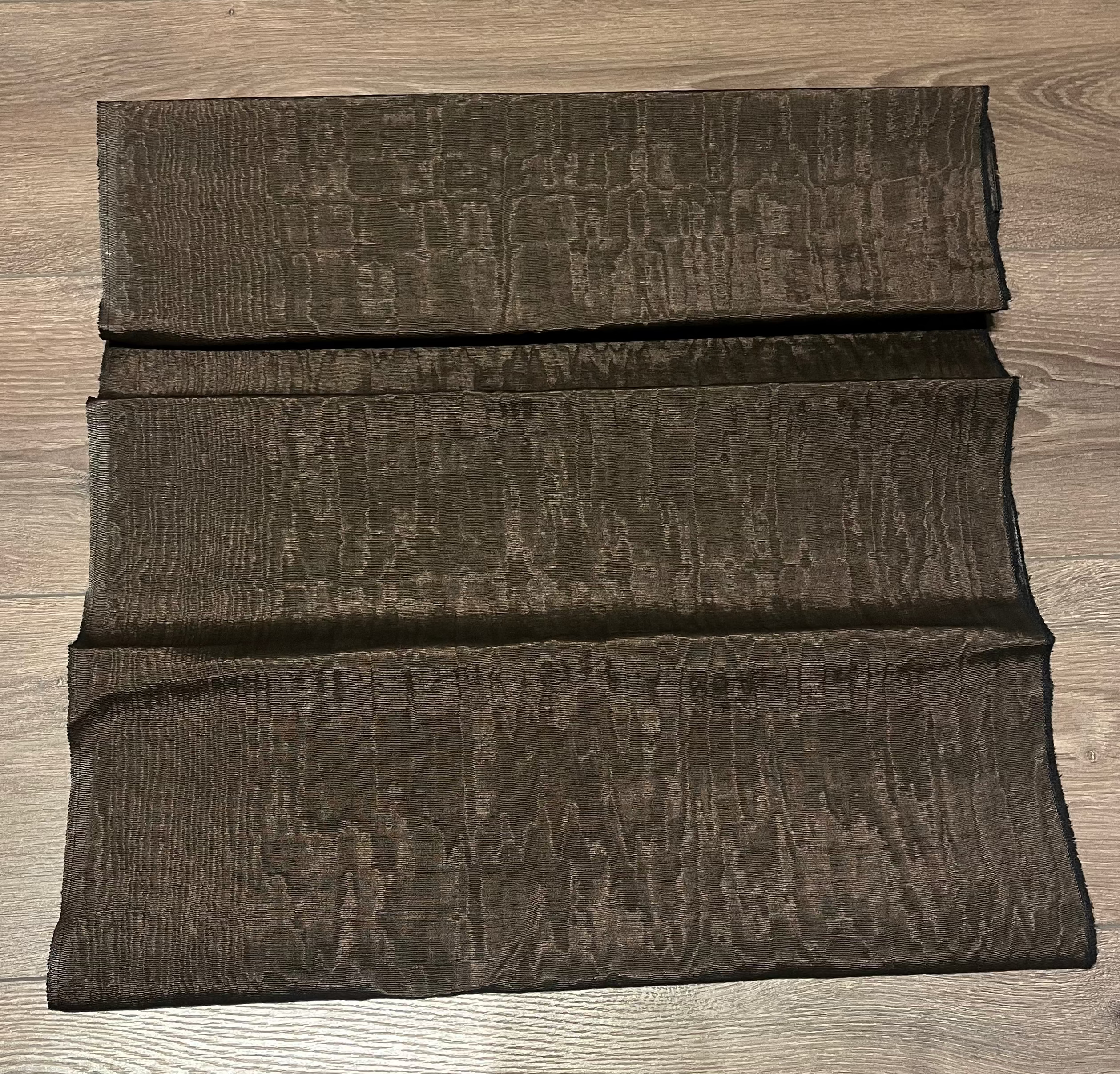 Tapisserie d'ameublement luxueuse en soie noire pour tête de lit ottomane, tissus d'intérieur pour textiles de maison : housses d'oreiller, motifs inspirés du kimono, motifs en filigrane.