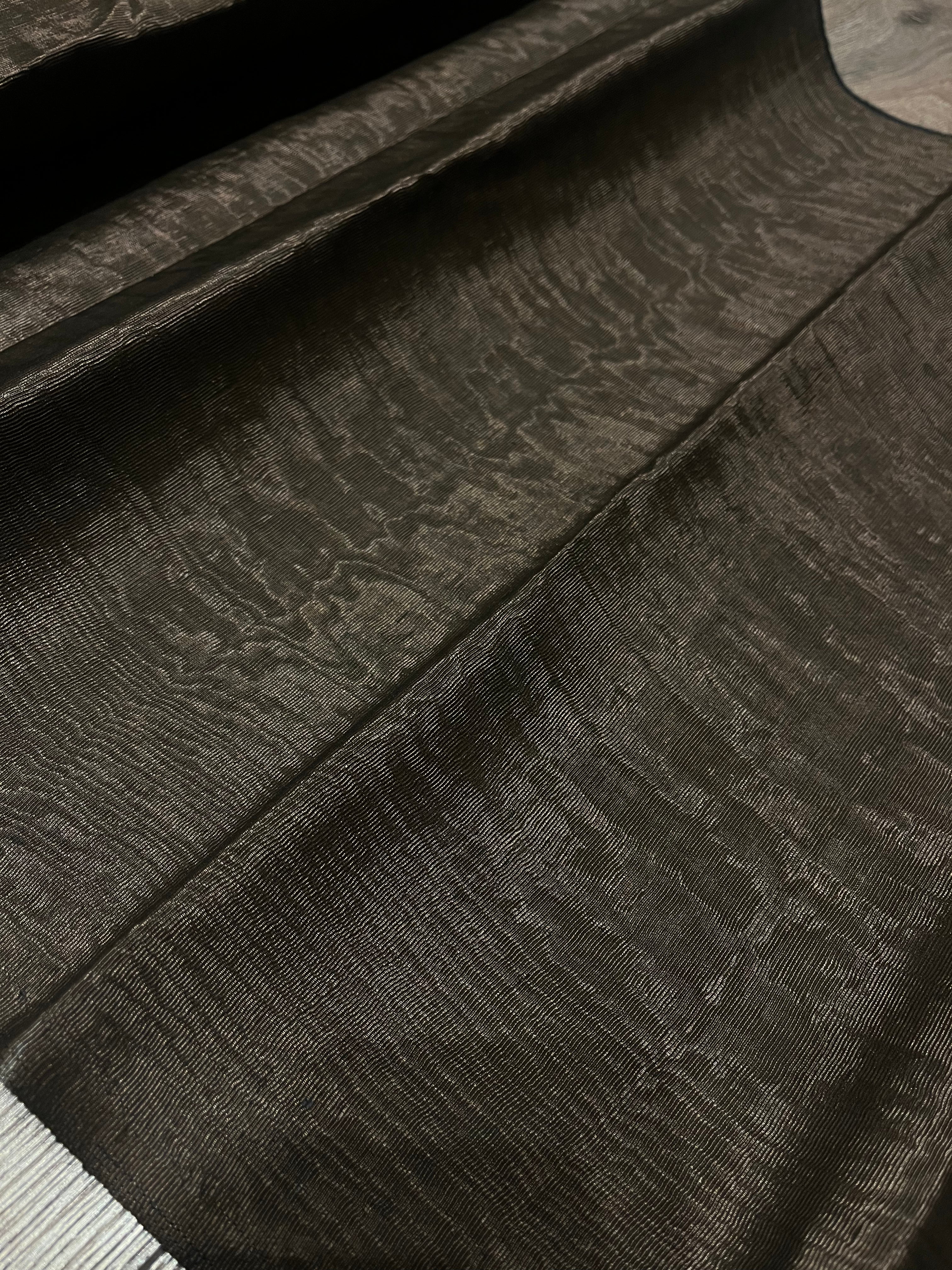 Tapisserie d'ameublement luxueuse en soie noire pour tête de lit ottomane, tissus d'intérieur pour textiles de maison : housses d'oreiller, motifs inspirés du kimono, motifs en filigrane.
