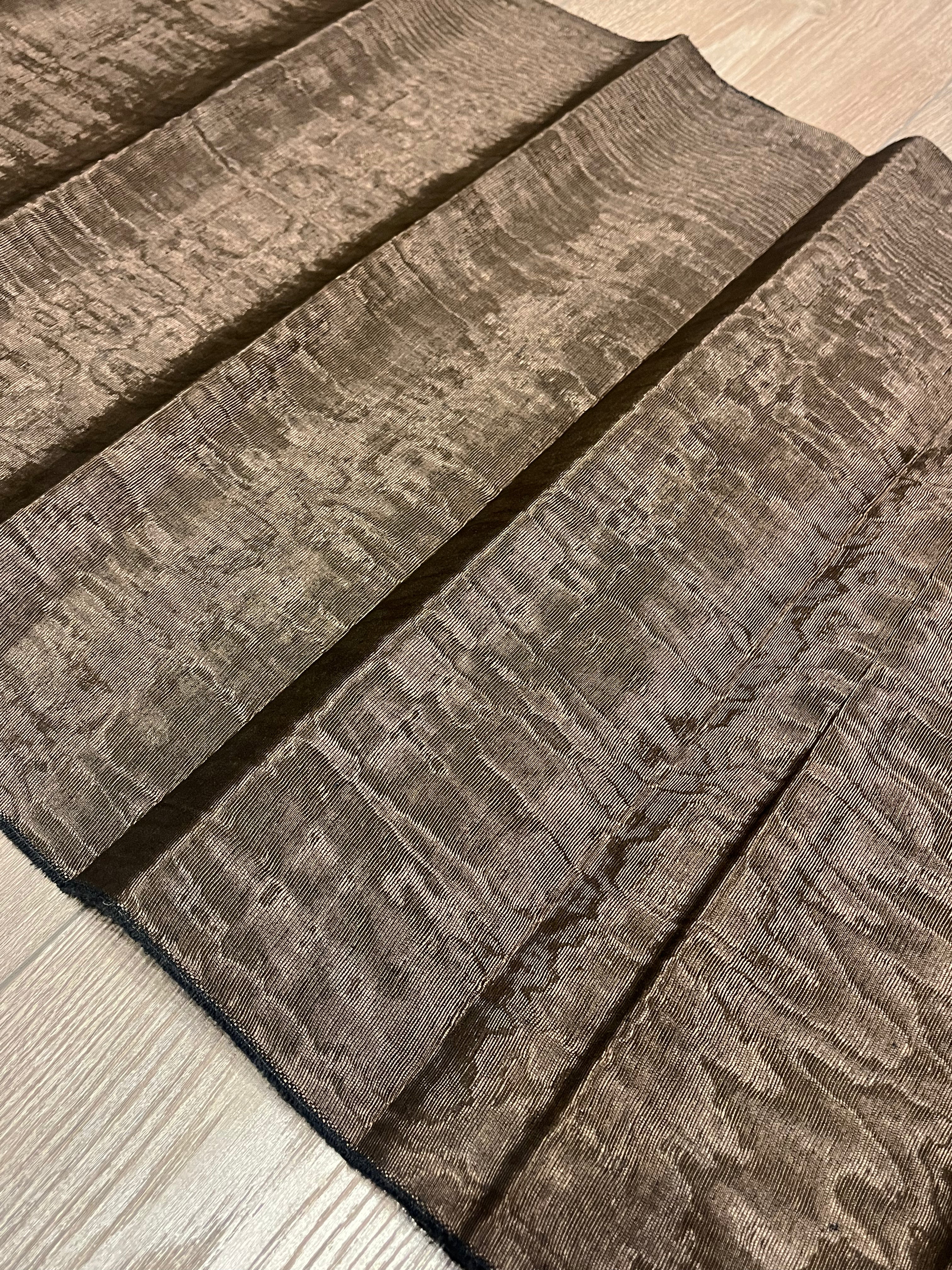 Tapisserie d'ameublement luxueuse en soie noire pour tête de lit ottomane, tissus d'intérieur pour textiles de maison : housses d'oreiller, motifs inspirés du kimono, motifs en filigrane.
