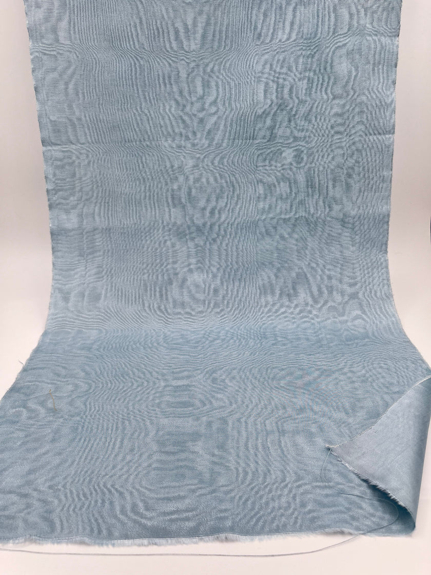 Rembourrage luxueux en soie bleu clair pour tête de lit ottoman, tissus d'intérieur pour textiles de maison : housses d'oreiller, motifs inspirés du kimono, motifs en filigrane.