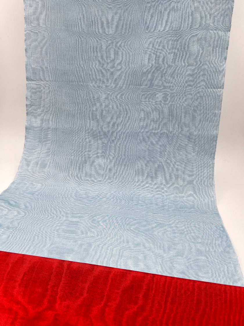 Rembourrage luxueux en soie bleu clair pour tête de lit ottoman, tissus d'intérieur pour textiles de maison : housses d'oreiller, motifs inspirés du kimono, motifs en filigrane.