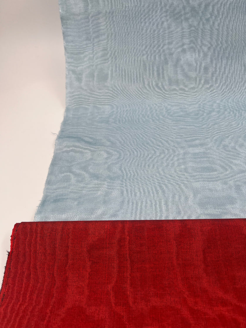 Rembourrage luxueux en soie bleu clair pour tête de lit ottoman, tissus d'intérieur pour textiles de maison : housses d'oreiller, motifs inspirés du kimono, motifs en filigrane.