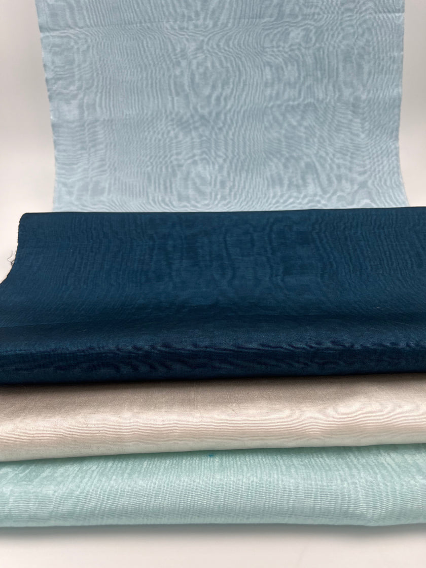 Rembourrage luxueux en soie bleu clair pour tête de lit ottoman, tissus d'intérieur pour textiles de maison : housses d'oreiller, motifs inspirés du kimono, motifs en filigrane.