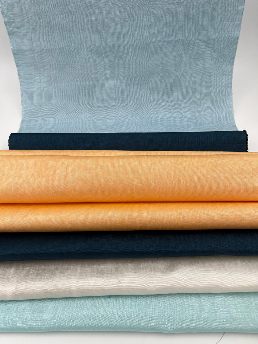 Rembourrage luxueux en soie bleu clair pour tête de lit ottoman, tissus d'intérieur pour textiles de maison : housses d'oreiller, motifs inspirés du kimono, motifs en filigrane.