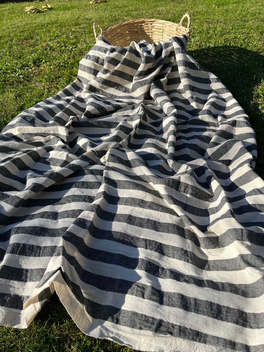 Tissu naturel en gaze de coton à rayures noires.