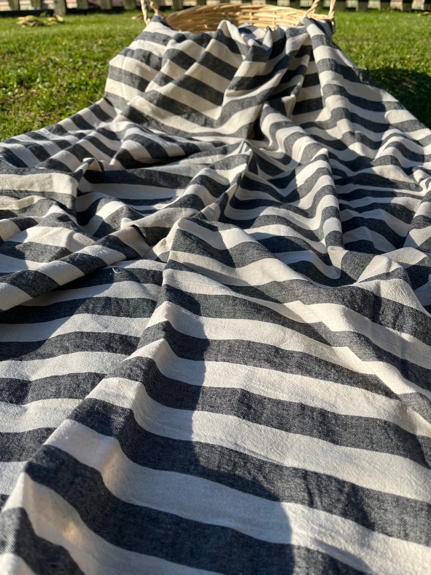 Tissu naturel en gaze de coton à rayures noires.