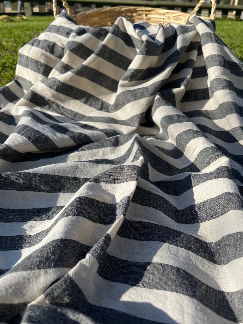 Tissu naturel en gaze de coton à rayures noires.