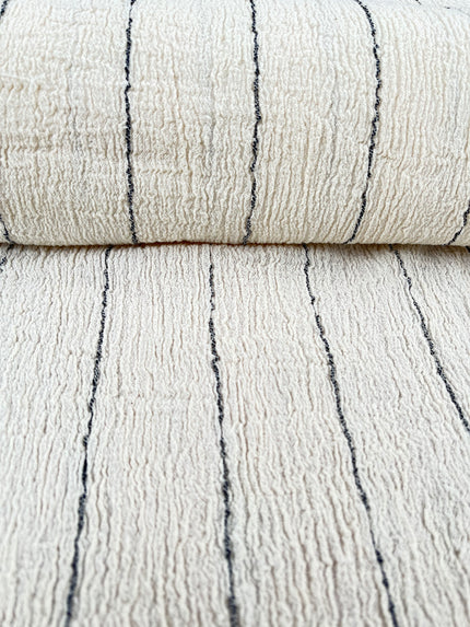 Tissu en coton froissé extensible neutre, surface texturée, tissu en coton ivoire blanc cassé