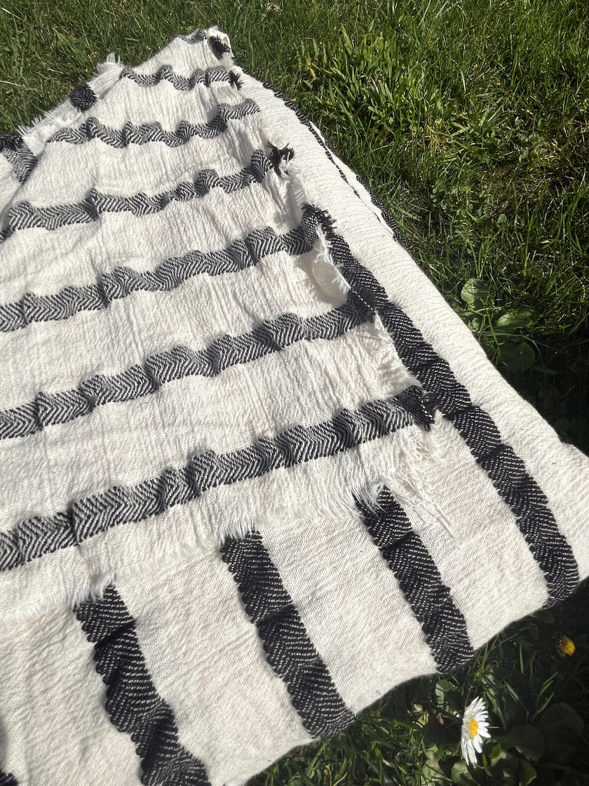 Metre ile Gri Çizgili Nötr Organik Pamuklu Kumaş, Çizgili Buruşuk Kumaş, Geniş En.