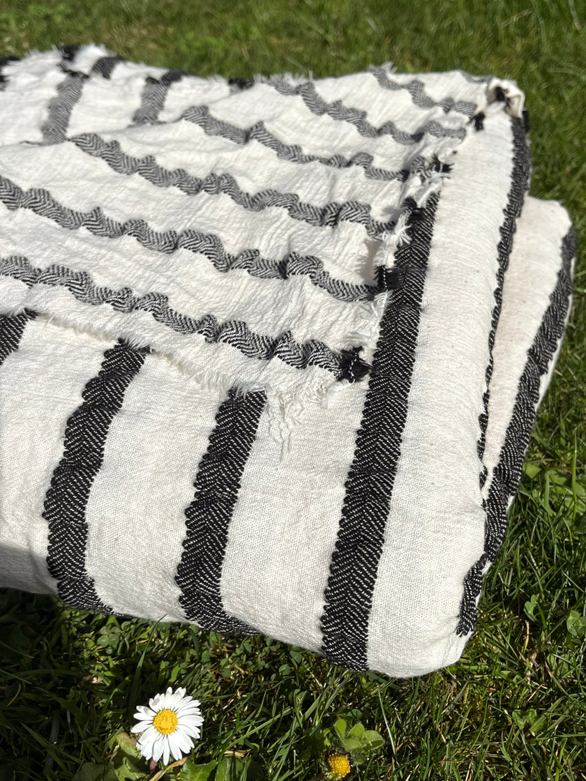 Metre ile Gri Çizgili Nötr Organik Pamuklu Kumaş, Çizgili Buruşuk Kumaş, Geniş En.