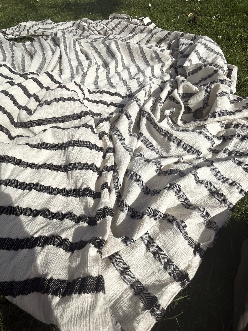 Metre ile Gri Çizgili Nötr Organik Pamuklu Kumaş, Çizgili Buruşuk Kumaş, Geniş En.