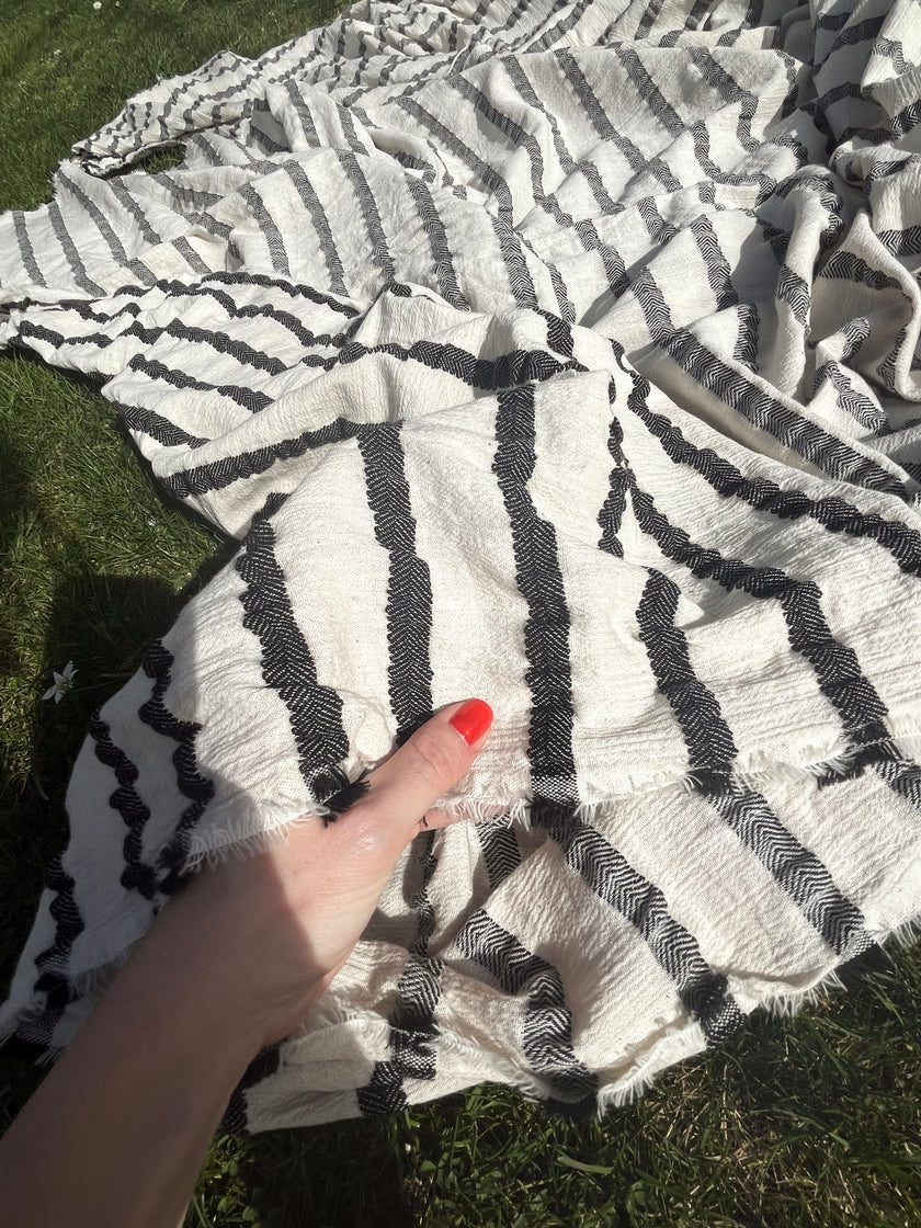 Metre ile Gri Çizgili Nötr Organik Pamuklu Kumaş, Çizgili Buruşuk Kumaş, Geniş En.