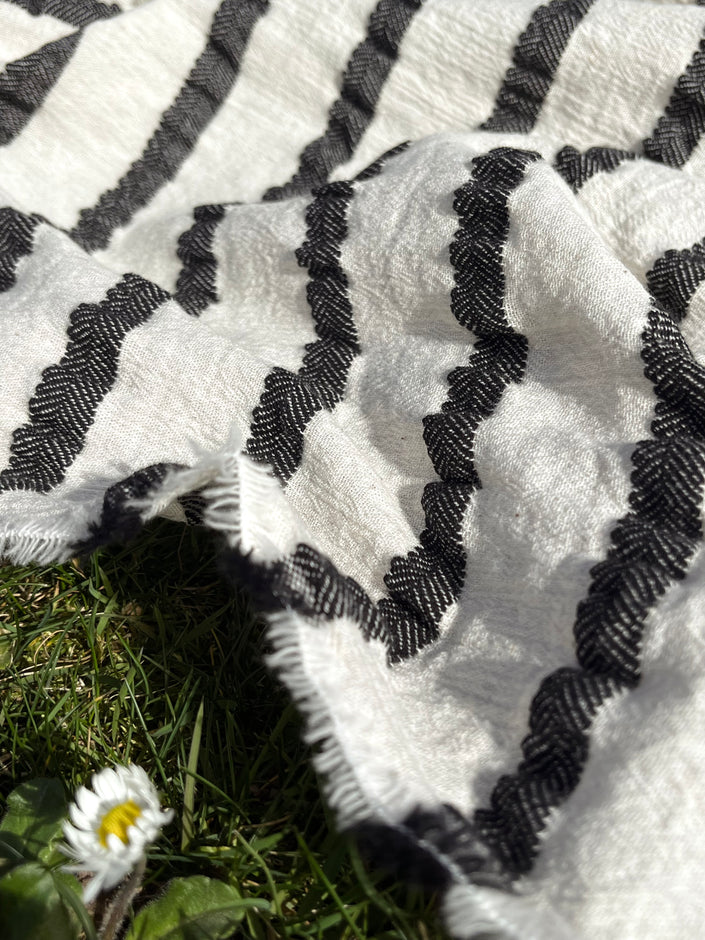 Tissu en coton biologique neutre rayé gris au mètre, tissu froissé à rayures, large largeur.