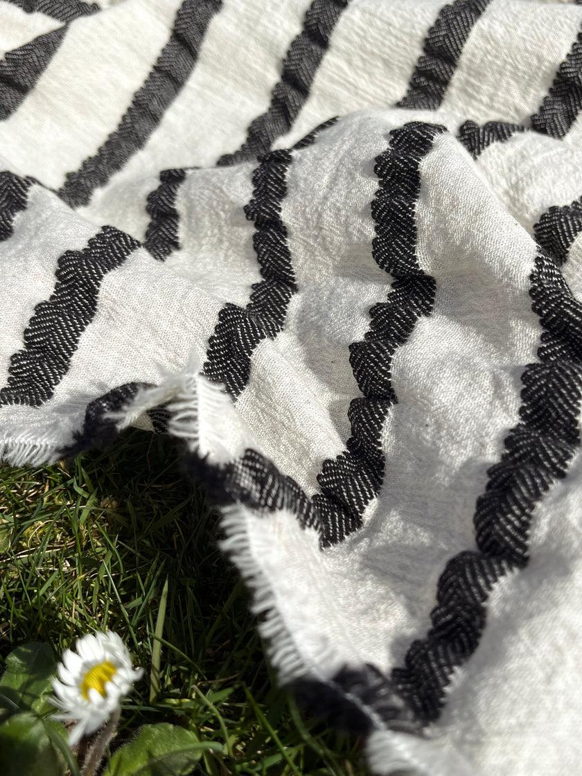 Metre ile Gri Çizgili Nötr Organik Pamuklu Kumaş, Çizgili Buruşuk Kumaş, Geniş En.