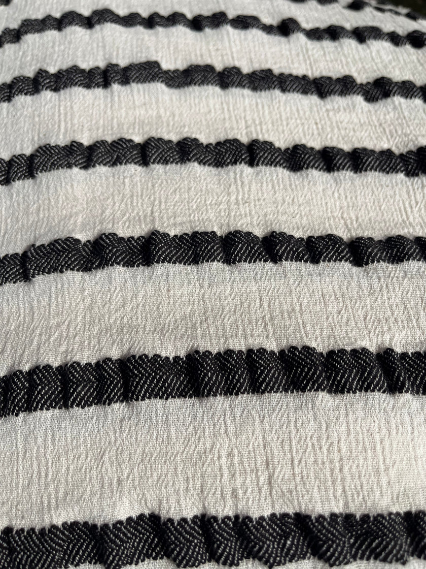 Metre ile Gri Çizgili Nötr Organik Pamuklu Kumaş, Çizgili Buruşuk Kumaş, Geniş En.