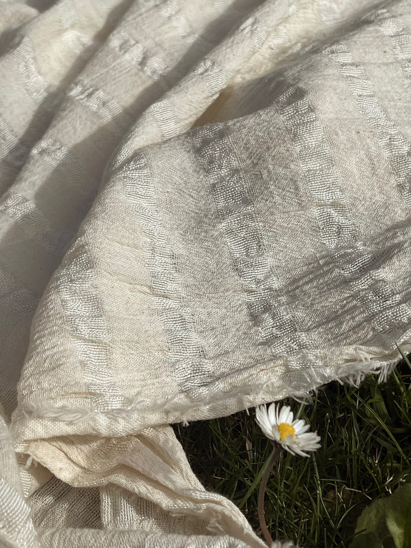 Metre ile Gri Çizgili Nötr Organik Pamuklu Kumaş, Çizgili Buruşuk Kumaş, Geniş En.