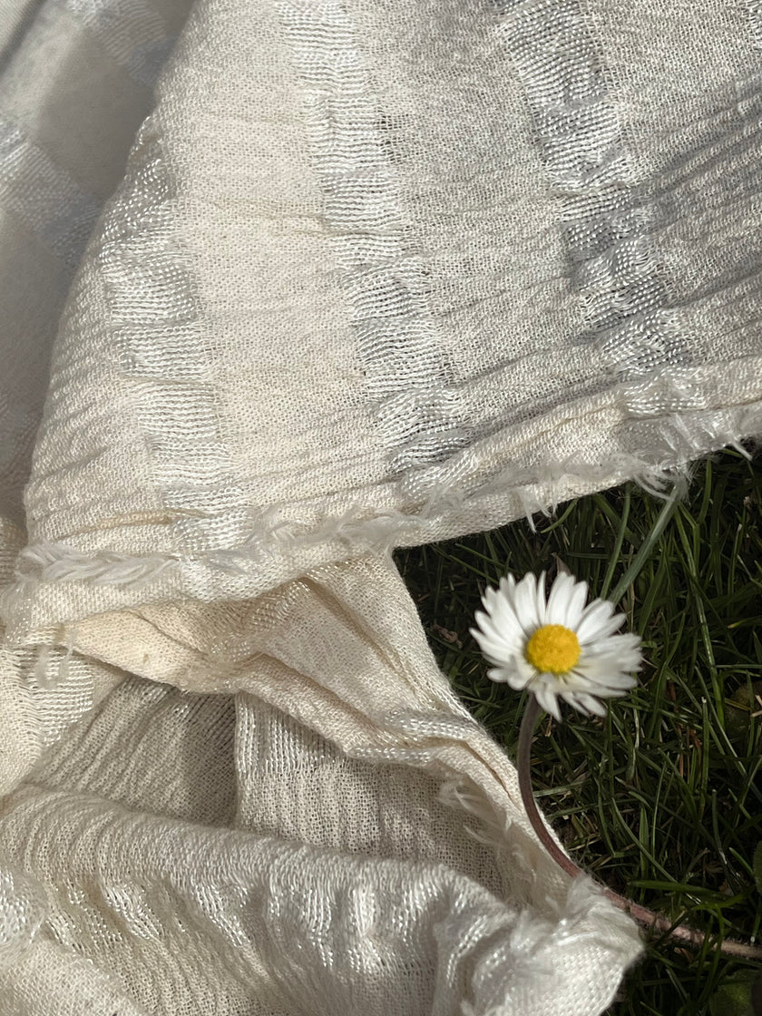 Metre ile Gri Çizgili Nötr Organik Pamuklu Kumaş, Çizgili Buruşuk Kumaş, Geniş En.