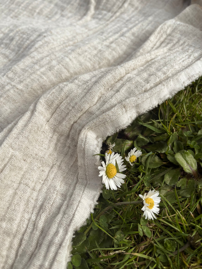 Metre ile Gri Çizgili Nötr Organik Pamuklu Kumaş, Çizgili Buruşuk Kumaş, Geniş En.